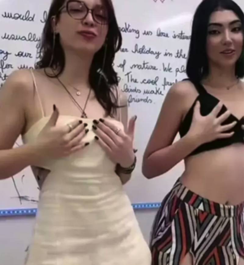 Sınıfta ateşli dans videoları çeken öğretmen olay oldu! Bir mini etekli öğretmen vakası daha… 3